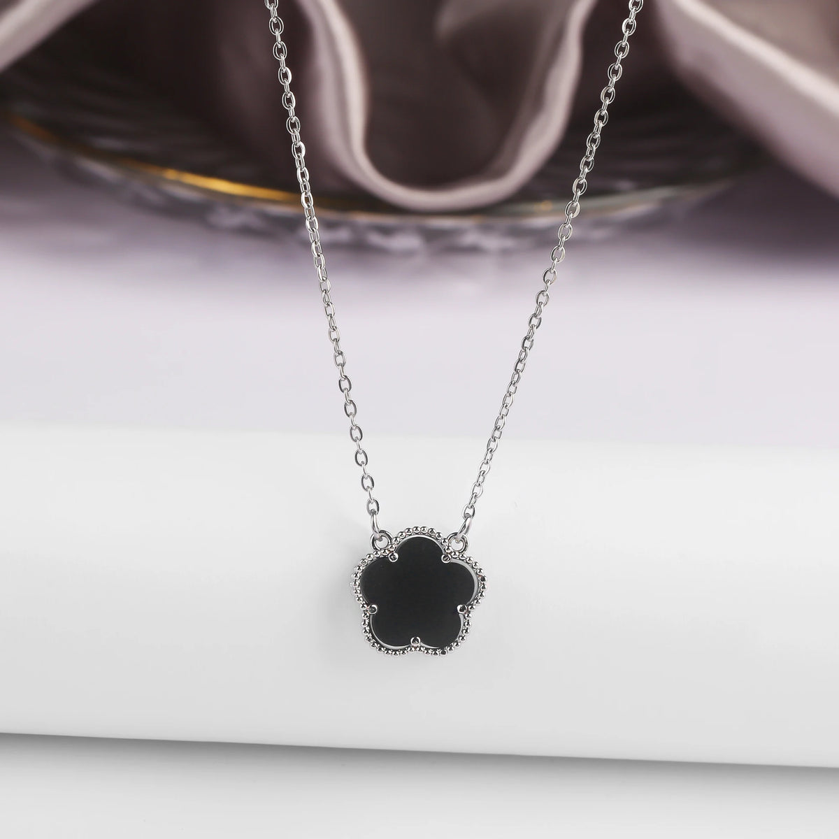 Gold/Silver Classic Natural Stone Five Leaf Flower Necklace Fashion Women Flower Jewelry Necklace For Daily Wear
