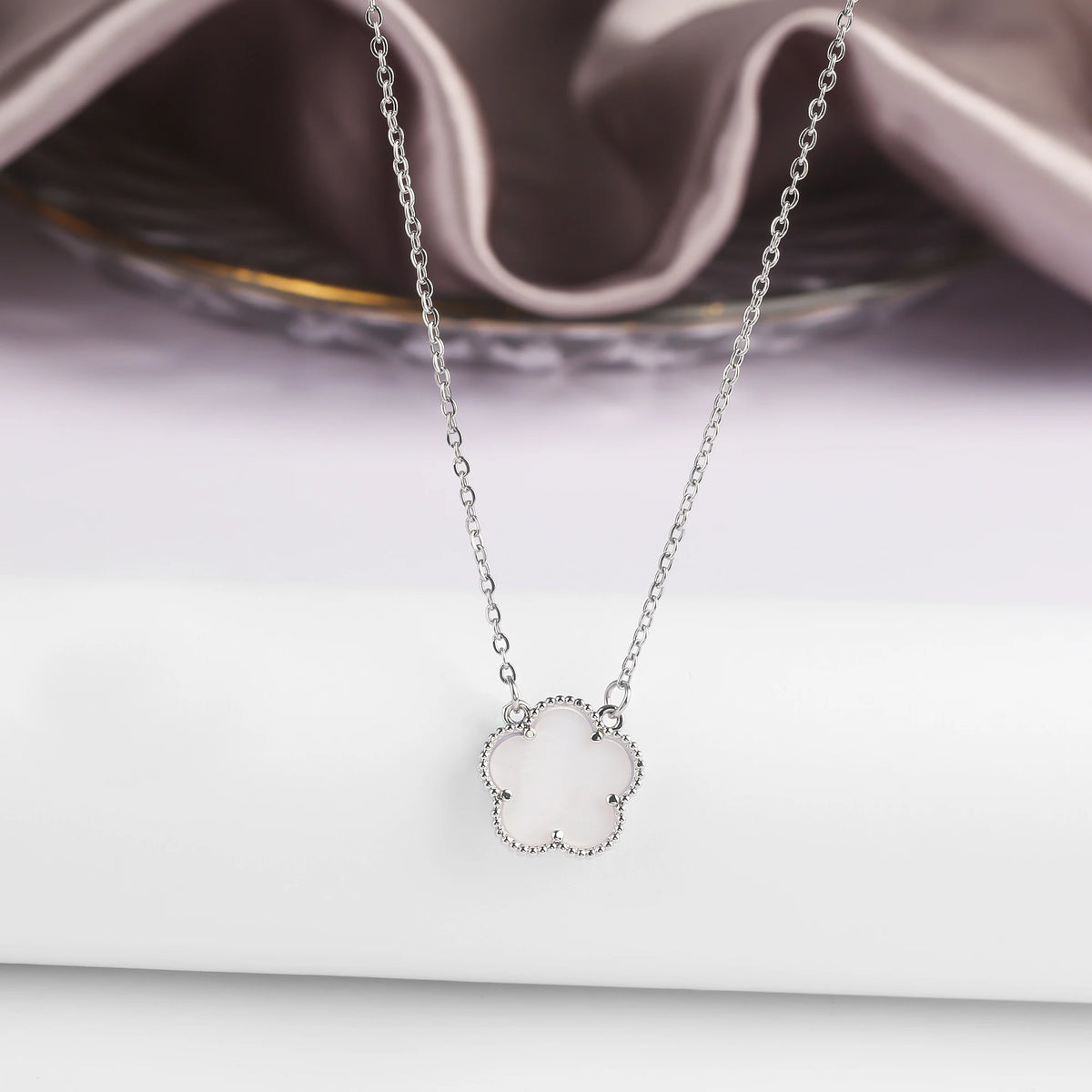 Gold/Silver Classic Natural Stone Five Leaf Flower Necklace Fashion Women Flower Jewelry Necklace For Daily Wear