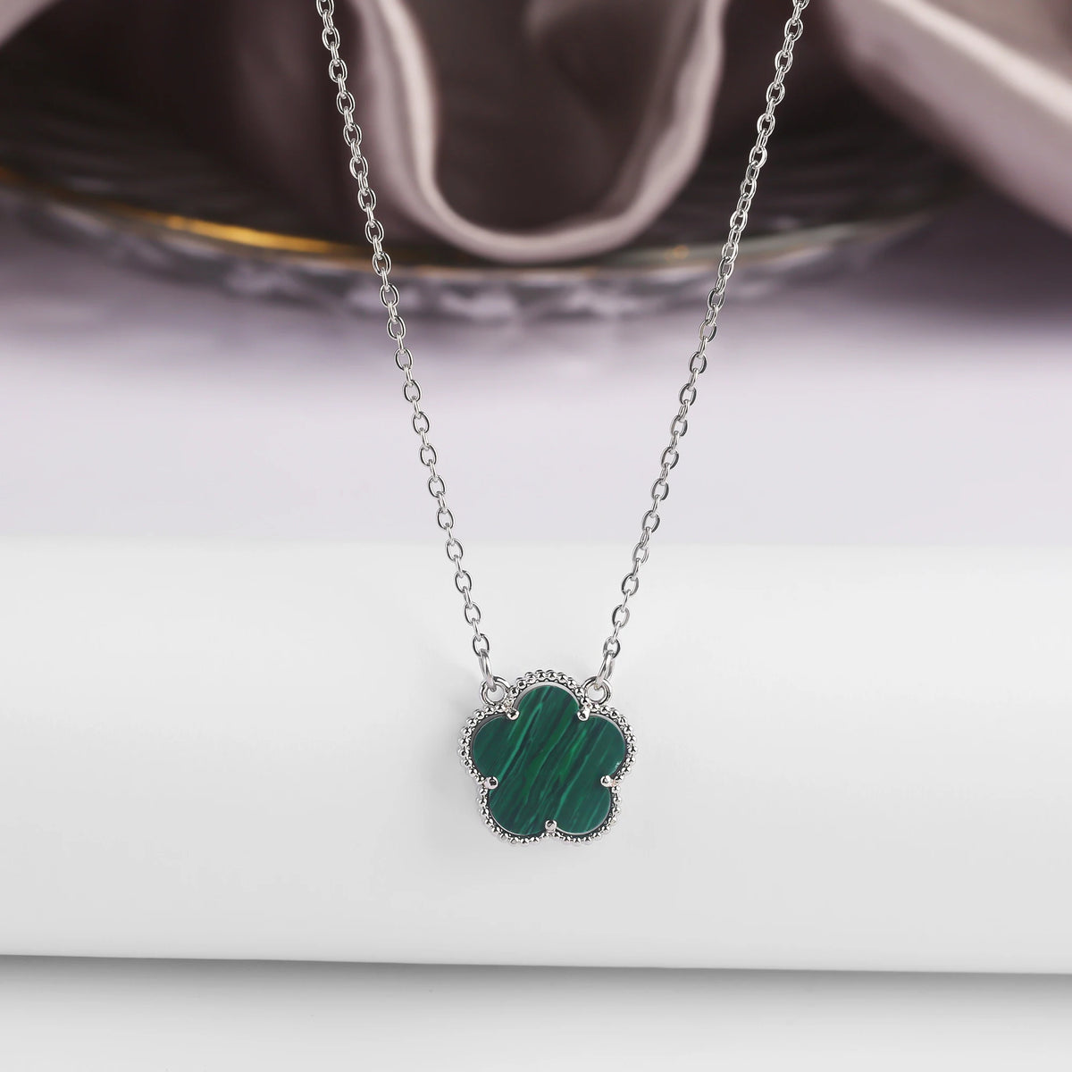 Gold/Silver Classic Natural Stone Five Leaf Flower Necklace Fashion Women Flower Jewelry Necklace For Daily Wear