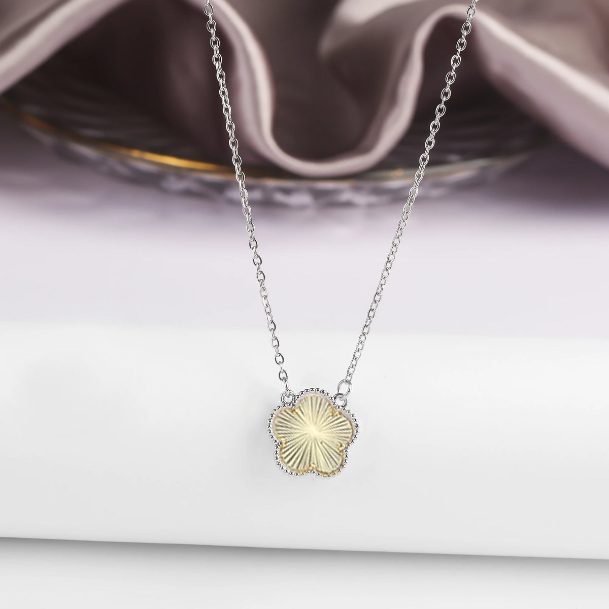 Gold/Silver Classic Natural Stone Five Leaf Flower Necklace Fashion Women Flower Jewelry Necklace For Daily Wear