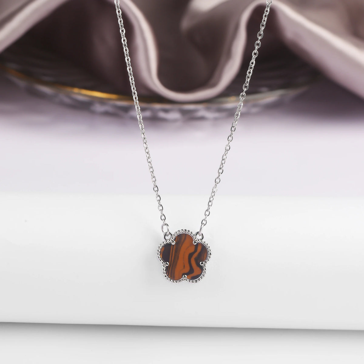 Gold/Silver Classic Natural Stone Five Leaf Flower Necklace Fashion Women Flower Jewelry Necklace For Daily Wear