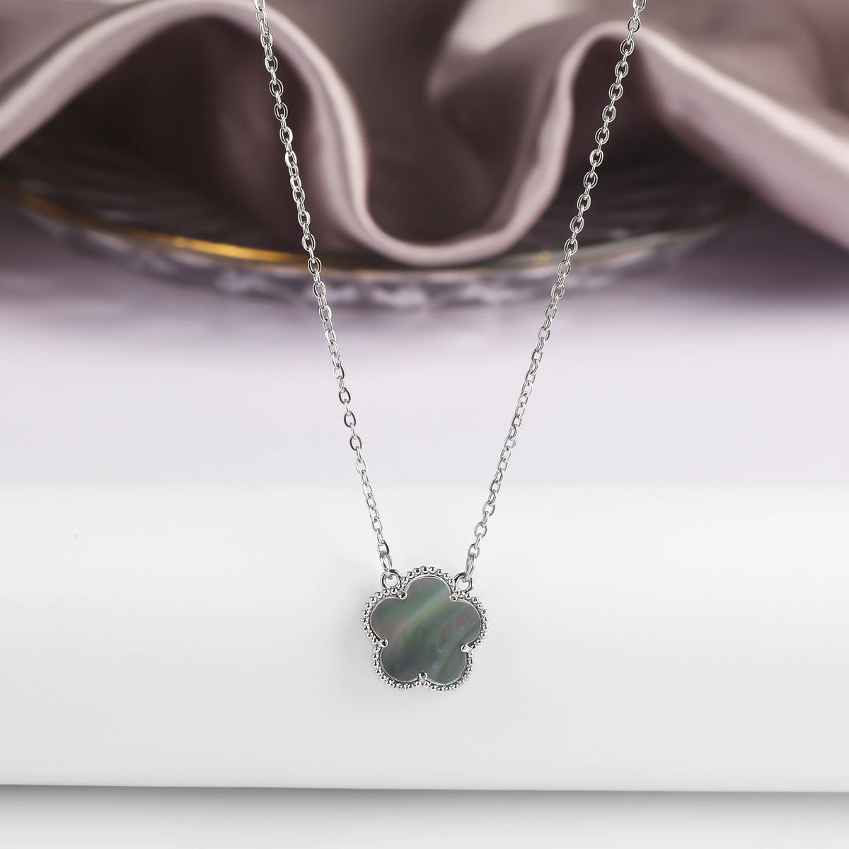 Gold/Silver Classic Natural Stone Five Leaf Flower Necklace Fashion Women Flower Jewelry Necklace For Daily Wear