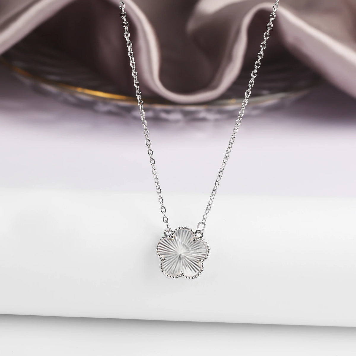 Gold/Silver Classic Natural Stone Five Leaf Flower Necklace Fashion Women Flower Jewelry Necklace For Daily Wear