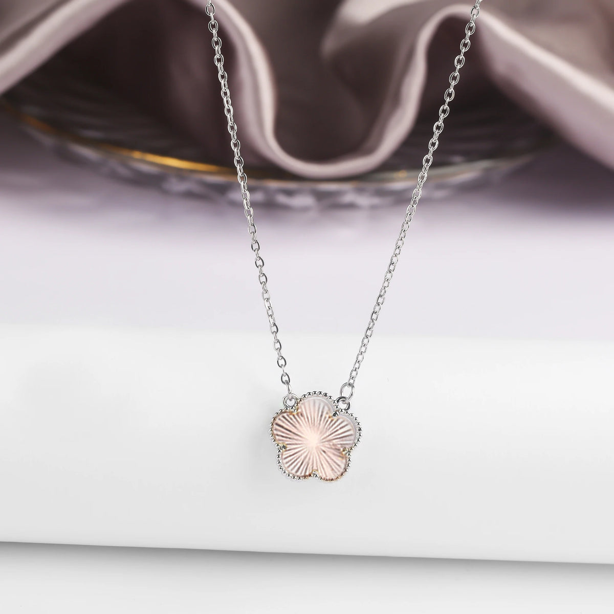 Gold/Silver Classic Natural Stone Five Leaf Flower Necklace Fashion Women Flower Jewelry Necklace For Daily Wear